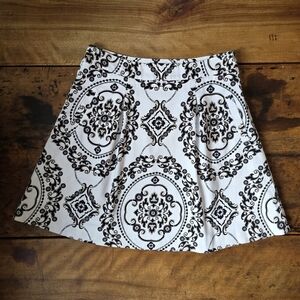 White House | Black Market Pleated Skirt – Size 4 – White; Black/Cream Pattern
